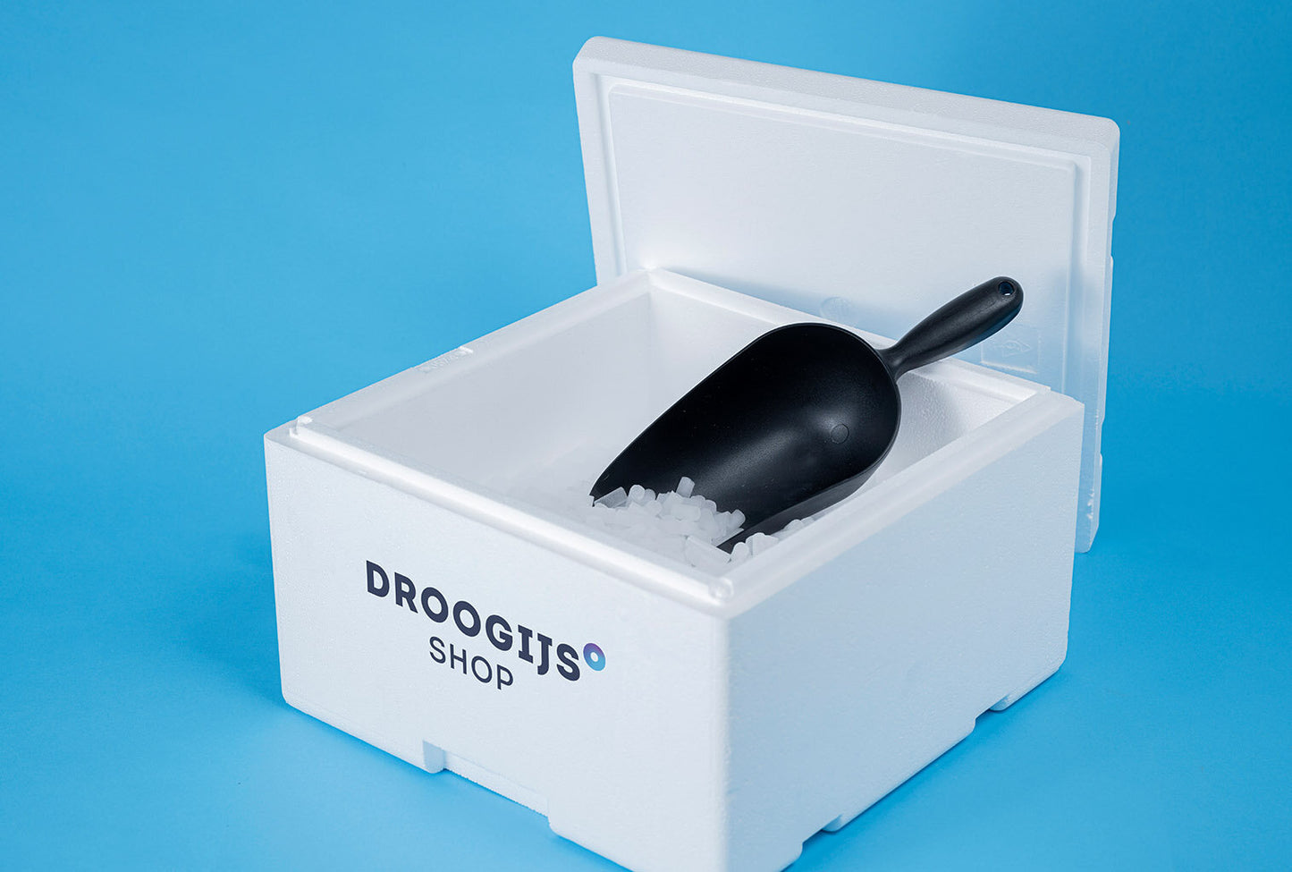 Droogijs 5kg EPS box with a black scoop, filled with dry ice pellets for transport cooling.