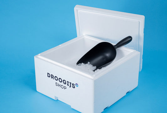 Droogijs in een geïsoleerde EPS-verzendbox voor het transport van diepvriesproducten en samples
